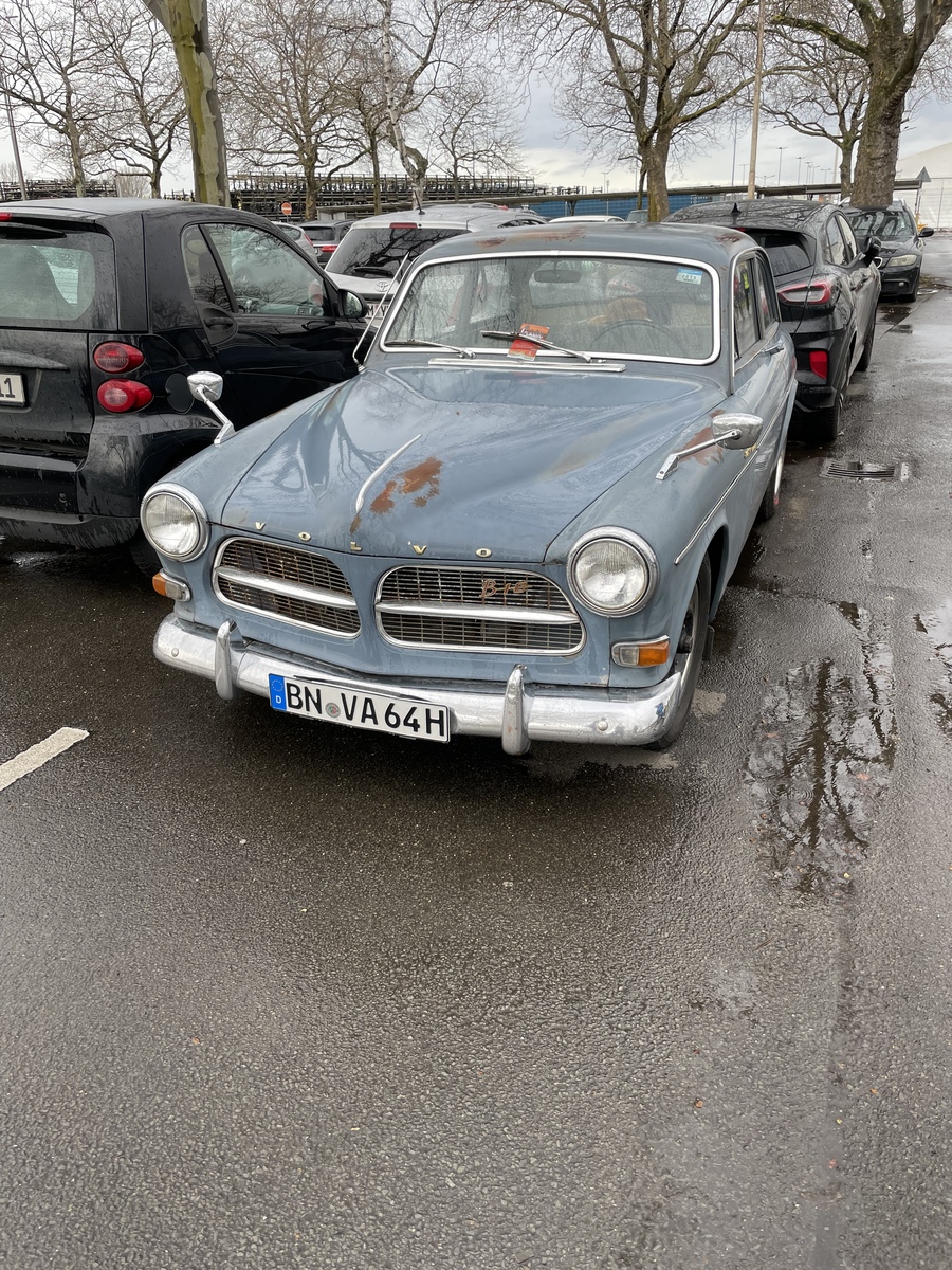 Na parkingu przed fabryką Forda w Kolonii